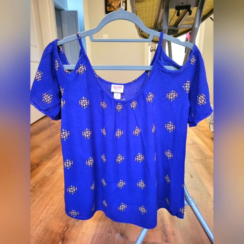 XS Mossimo T-shirt with shoulder cutout
